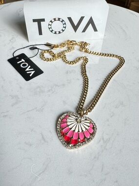Mothers Day 💘
Pink enamel heart framed in crystals on a bold chain